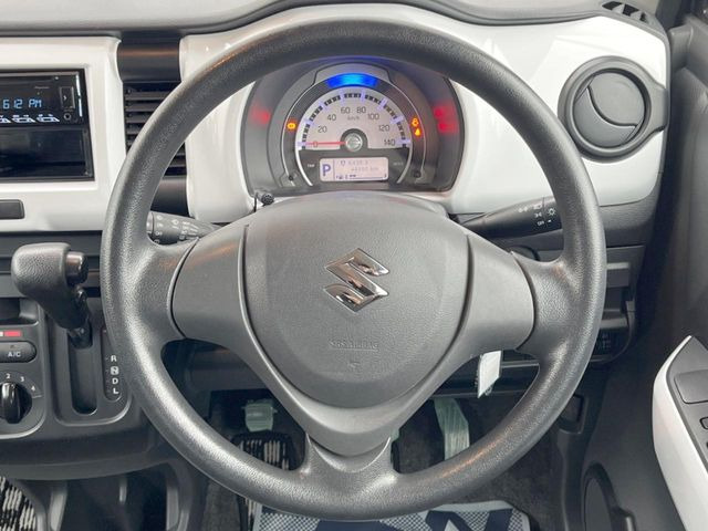 インテリアに合わせたデザインのステアリングは、運転される方のことも考え、運転しやすい形状、大きさです。是非一度、実際に触ってお確かめください。