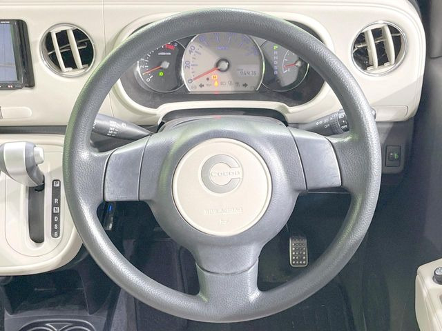 �C���e���A�ɍ��킹���f�U�C���̃X�e�A�����O�́A�^�]�������̂��Ƃ��l���A�^�]���₷���`��A�傫���ł��B�����x�A���ۂɐG���Ă��m���߂��������B