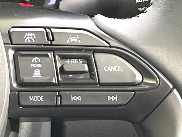 【レーダークルーズコントロール】高速道路での長距離走行が楽に!!自動で速度を保つクルーズコントロールが、衝突軽減システムと連携し、前方の車両を感知して車間を保つように速度調節してくれます!!