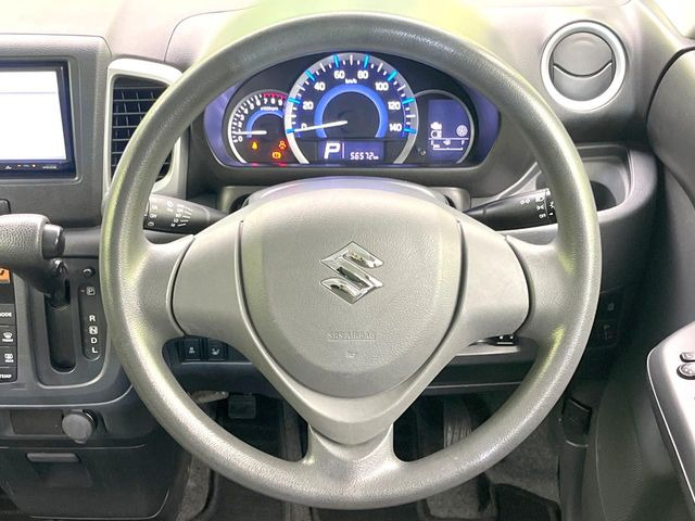 �C���e���A�ɍ��킹���f�U�C���̃X�e�A�����O�́A�^�]�������̂��Ƃ��l���A�^�]���₷���`��A�傫���ł��B�����x�A���ۂɐG���Ă��m���߂��������B