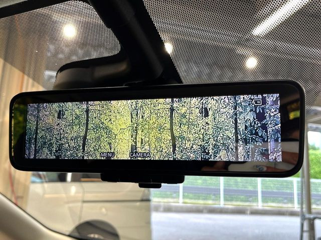【インテリジェントルームミラー】後席の大きな荷物や同乗者で後方が確認しづらい時でも安心!カメラが撮影した車両後方の映像をルームミラー内に表示。クリアな視界で状況の確認が可能です!