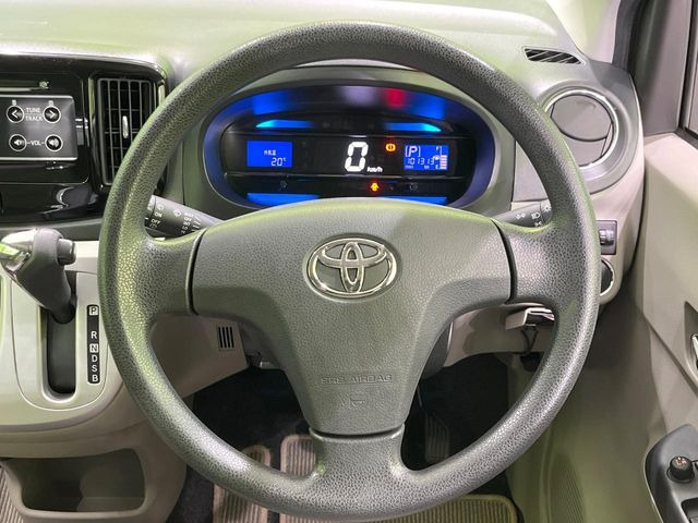 �C���e���A�ɍ��킹���f�U�C���̃X�e�A�����O�́A�^�]�������̂��Ƃ��l���A�^�]���₷���`��A�傫���ł��B�����x�A���ۂɐG���Ă��m���߂��������B