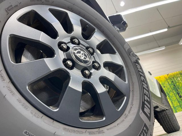 �y�����A���~�z�C�[���z�O�ςɃ}�b�`���������A���~�z�C�[���𑕒����Ă���܂��B�e��ЊO�A���~�z�C�[����A�X�^�b�h���X�^�C�����戵�����Ă���܂��B���񂲑��k����������