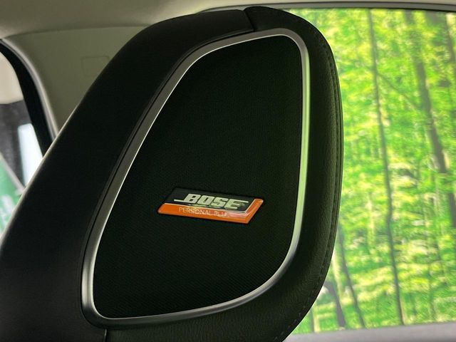 【BOSEサウンドシステム】メーカーオプションの高品位サウンドシステムを搭載。専用のチューニングが施された大小様々なスピーカーから良質なサウンドが奏でられ、臨場感あふれる音響空間を演出します。