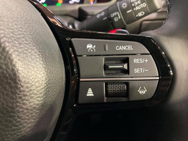 【ホンダセンシング】走行中に前方の車両等を認識し、衝突しそうな時は警報とブレーキで衝突回避と被害軽減をアシスト。より安全にドライブをお楽しみいただけます。