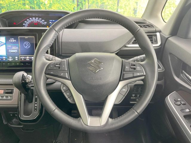 �C���e���A�ɍ��킹���f�U�C���̃X�e�A�����O�́A�^�]�������̂��Ƃ��l���A�^�]���₷���`��A�傫���ł��B�����x�A���ۂɐG���Ă��m���߂��������B