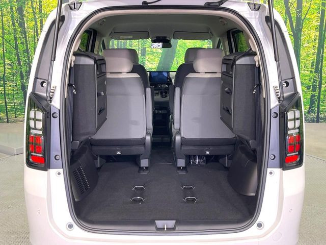 普段のお買い物や通勤、送迎等に十分な荷室スペースを確保しております。セカンドシートを倒すと、大きな荷物の積載も可能です♪
