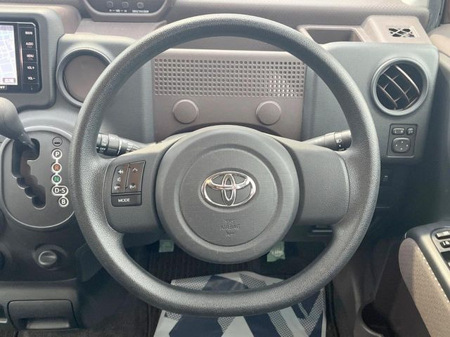 �C���e���A�ɍ��킹���f�U�C���̃X�e�A�����O�́A�^�]�������̂��Ƃ��l���A�^�]���₷���`��A�傫���ł��B�����x�A���ۂɐG���Ă��m���߂��������B