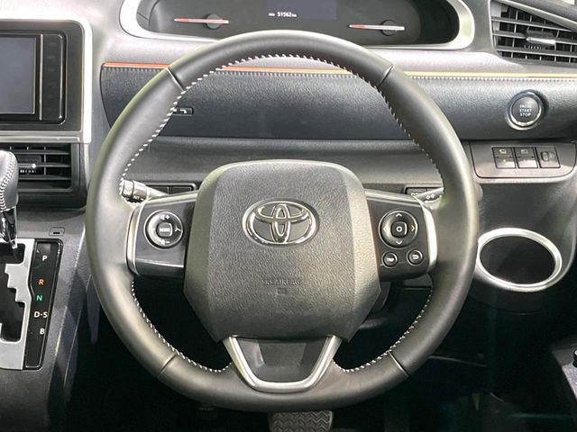 �C���e���A�ɍ��킹���f�U�C���̃X�e�A�����O�́A�^�]�������̂��Ƃ��l���A�^�]���₷���`��A�傫���ł��B�����x�A���ۂɐG���Ă��m���߂��������B