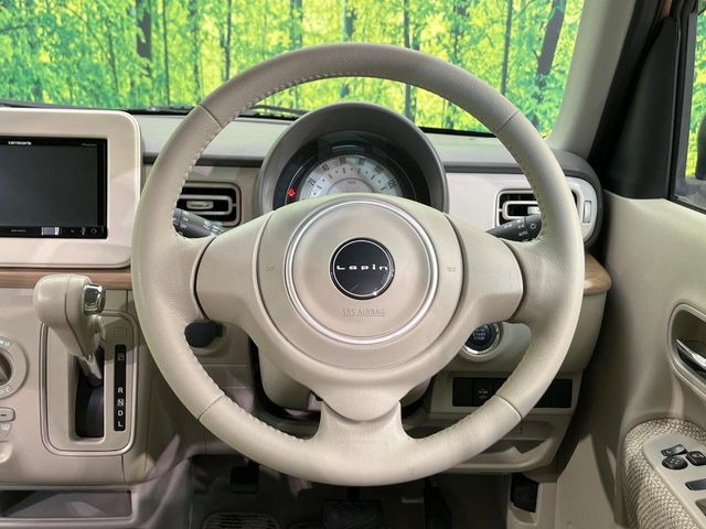 �C���e���A�ɍ��킹���f�U�C���̃X�e�A�����O�́A�^�]�������̂��Ƃ��l���A�^�]���₷���`��A�傫���ł��B�����x�A���ۂɐG���Ă��m���߂��������B