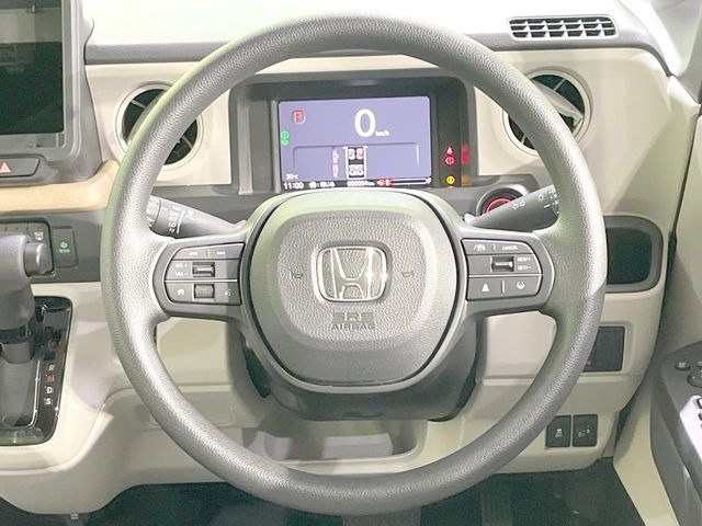 �C���e���A�ɍ��킹���f�U�C���̃X�e�A�����O�́A�^�]�������̂��Ƃ��l���A�^�]���₷���`��A�傫���ł��B�����x�A���ۂɐG���Ă��m���߂��������B