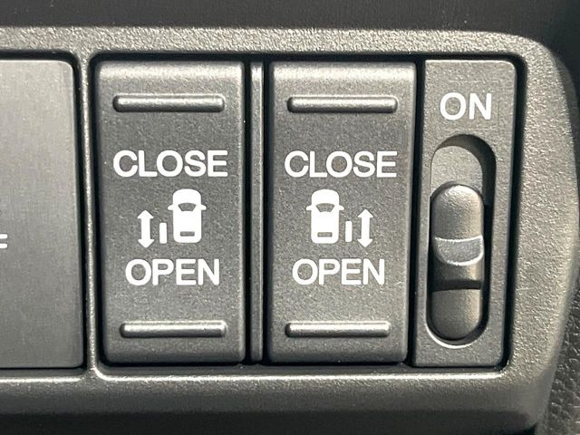 【両側パワースライドドア】スマートキーや運転席のスイッチで後席両側スライドドアの開閉が可能♪電動だから力を入れてドアを開ける必要が無く、小さなお子様でも簡単に開け閉めでき快適です♪