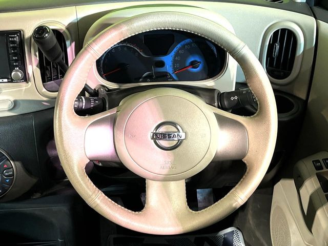 �C���e���A�ɍ��킹���f�U�C���̃X�e�A�����O�́A�^�]�������̂��Ƃ��l���A�^�]���₷���`��A�傫���ł��B�����x�A���ۂɐG���Ă��m���߂��������B