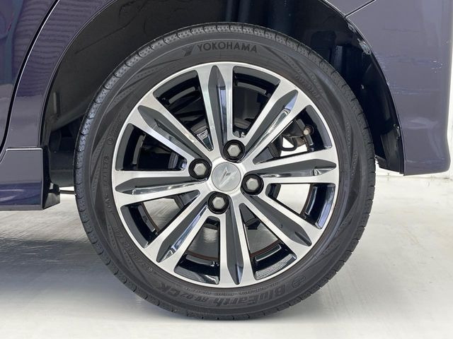 �y�����A���~�z�C�[���z�O�ςɃ}�b�`���������A���~�z�C�[���𑕒����Ă���܂��B�e��ЊO�A���~�z�C�[����A�X�^�b�h���X�^�C�����戵�����Ă���܂��B���񂲑��k����������