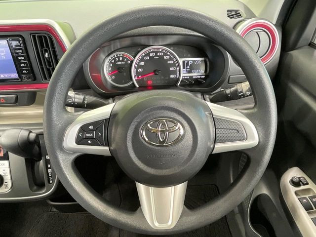 インテリアに合わせたデザインのステアリングは、運転される方のことも考え、運転しやすい形状、大きさです。是非一度、実際に触ってお確かめください。