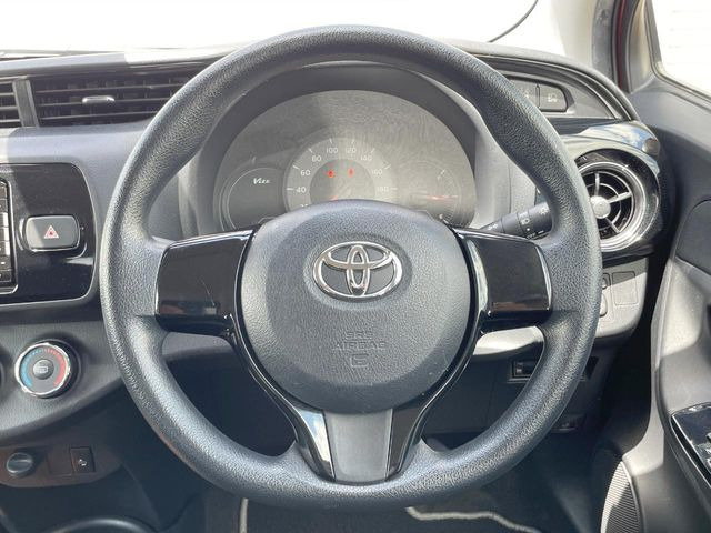 �C���e���A�ɍ��킹���f�U�C���̃X�e�A�����O�́A�^�]�������̂��Ƃ��l���A�^�]���₷���`��A�傫���ł��B�����x�A���ۂɐG���Ă��m���߂��������B