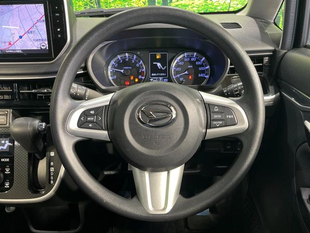 �C���e���A�ɍ��킹���f�U�C���̃X�e�A�����O�́A�^�]�������̂��Ƃ��l���A�^�]���₷���`��A�傫���ł��B�����x�A���ۂɐG���Ă��m���߂��������B