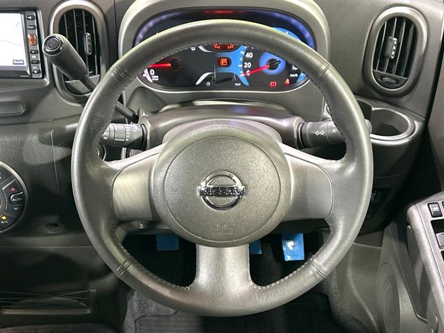 �C���e���A�ɍ��킹���f�U�C���̃X�e�A�����O�́A�^�]�������̂��Ƃ��l���A�^�]���₷���`��A�傫���ł��B�����x�A���ۂɐG���Ă��m���߂��������B