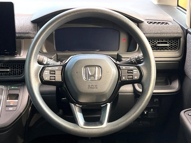 �C���e���A�ɍ��킹���f�U�C���̃X�e�A�����O�́A�^�]�������̂��Ƃ��l���A�^�]���₷���`��A�傫���ł��B�����x�A���ۂɐG���Ă��m���߂��������B
