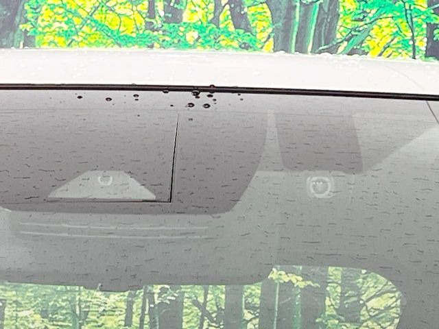 【トヨタセーフティセンス】走行中に前方の車両等を認識し、衝突しそうな時は警報とブレーキで衝突回避と被害軽減をアシスト。より安全にドライブをお楽しみいただけます。