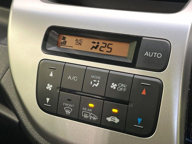 【オートエアコン】一度お好みの温度に設定すれば、車内の温度を検知し風量や温度を自動で調整。暑い&hellip;寒い&hellip;と何度もスイッチ操作をする必要はありません。快適な車内空間には必須の機能ですね♪