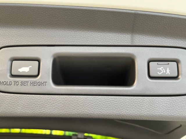 【ハンズフリーパワーバックドア】リアバンパー下部に足先を出し入れするだけでバックドアが自動で開閉♪両手が荷物でふさがっている時でもラクラク開閉操作が行えます!