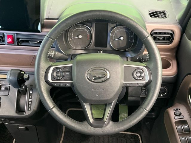 �C���e���A�ɍ��킹���f�U�C���̃X�e�A�����O�́A�^�]�������̂��Ƃ��l���A�^�]���₷���`��A�傫���ł��B�����x�A���ۂɐG���Ă��m���߂��������B