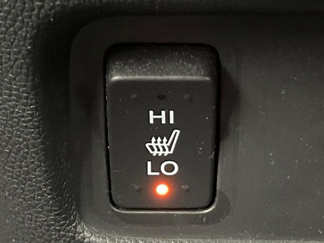 【シートヒーター】寒い日に重宝するシートヒーター!エアコンより早く温まってくれるので寒がりの人も安心ですね♪エアコンの温風は乾燥するから苦手、という方にもをおすすめです。