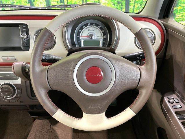 �C���e���A�ɍ��킹���f�U�C���̃X�e�A�����O�́A�^�]�������̂��Ƃ��l���A�^�]���₷���`��A�傫���ł��B�����x�A���ۂɐG���Ă��m���߂��������B