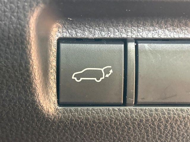 【パワーバックドア】スマートキーや運転席のボタンを押すだけでリアゲートが自動で開閉します!荷物を持っている時や、高い位置にあるバックドアを閉める際に便利な機能です♪