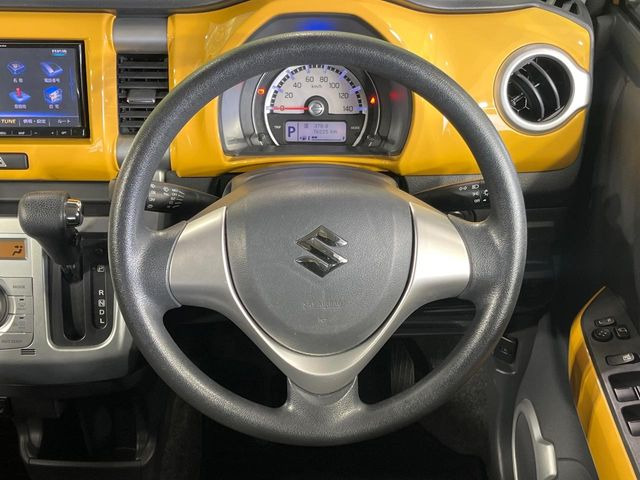 �C���e���A�ɍ��킹���f�U�C���̃X�e�A�����O�́A�^�]�������̂��Ƃ��l���A�^�]���₷���`��A�傫���ł��B�����x�A���ۂɐG���Ă��m���߂��������B