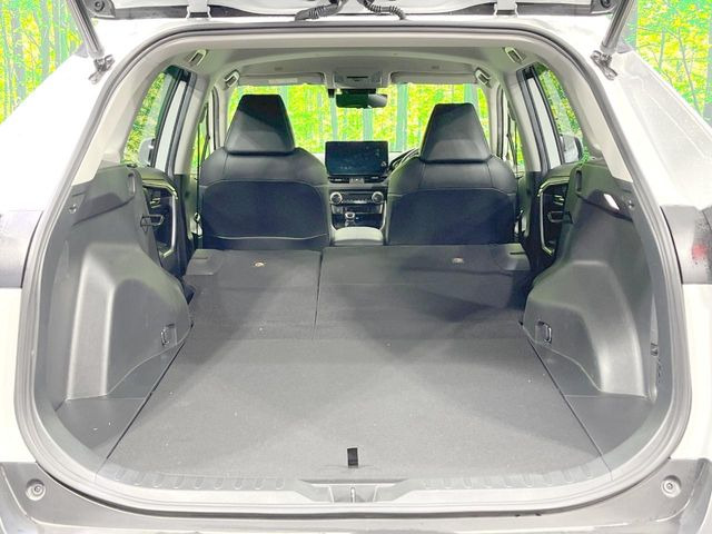 後席を格納すると、これだけの広さが!シーンに合わせたシートアレンジで、大きな荷物も積むことが出来ます♪