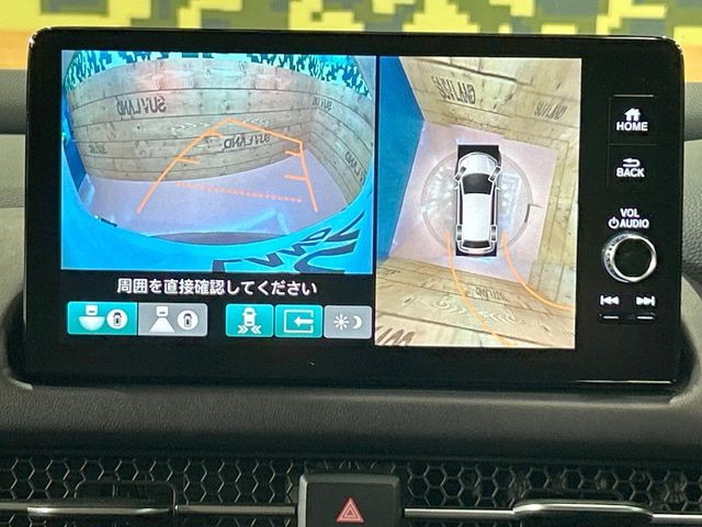 【マルチビューカメラシステム】専用のカメラにより、上から見下ろしたような視点で360度クルマの周囲を確認することができます☆死角部分も確認しやすく、狭い場所での切り返しや駐車もスムーズに行えます。