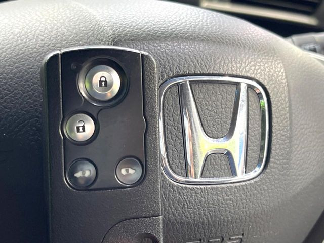 �yHonda�X�}�[�g�L�[�z�J�o����|�P�b�g�ɓ��ꂽ�܂܂ł��h�A�̎{���E�������\�ȃX�}�[�g�L�[�𑕔��B�G���W���̃I���E�I�t�����J�M�����o���K�v����������Ƃ��Ă��֗��ł���