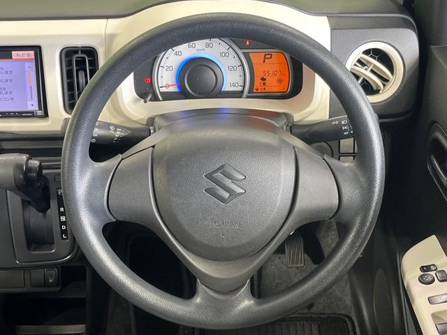�C���e���A�ɍ��킹���f�U�C���̃X�e�A�����O�́A�^�]�������̂��Ƃ��l���A�^�]���₷���`��A�傫���ł��B�����x�A���ۂɐG���Ă��m���߂��������B