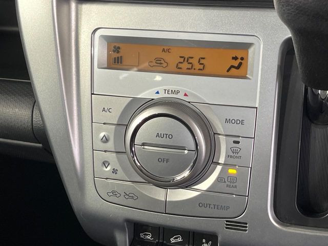 【オートエアコン】一度お好みの温度に設定すれば、車内の温度を検知し風量や温度を自動で調整。暑い&hellip;寒い&hellip;と何度もスイッチ操作をする必要はありません。快適な車内空間には必須の機能ですね♪