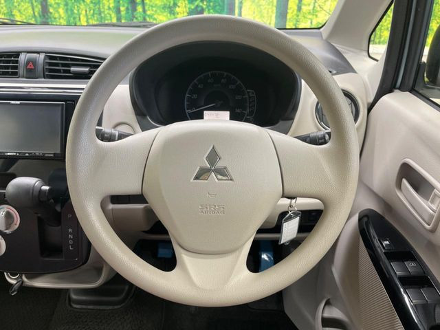 �C���e���A�ɍ��킹���f�U�C���̃X�e�A�����O�́A�^�]�������̂��Ƃ��l���A�^�]���₷���`��A�傫���ł��B�����x�A���ۂɐG���Ă��m���߂��������B