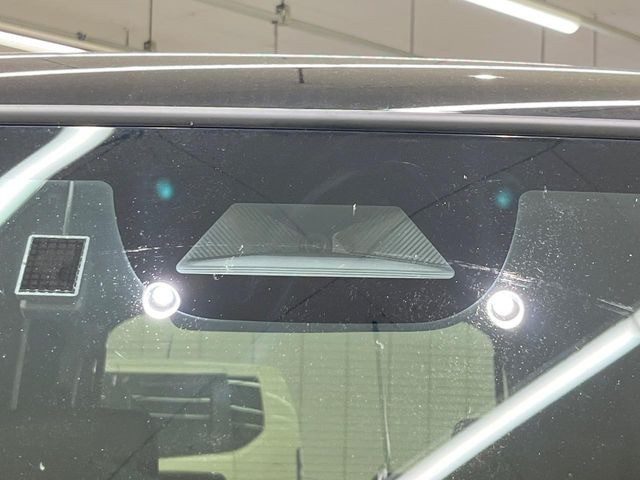 【衝突軽減装置】走行中に前方の車両等を認識し、衝突しそうな時は警報とブレーキで衝突回避と被害軽減をアシスト。より安全にドライブをお楽しみいただけます。