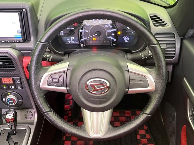 �C���e���A�ɍ��킹���f�U�C���̃X�e�A�����O�́A�^�]�������̂��Ƃ��l���A�^�]���₷���`��A�傫���ł��B�����x�A���ۂɐG���Ă��m���߂��������B