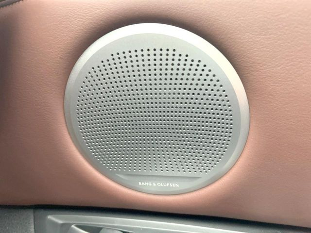 ��Bang&Olufsen�T�E���h�V�X�e��:�����C���e���A���������̃v���~�A���T�E���h�V�X�e���𑕔����Ă���A���i�����Տꊴ�̂��鉹�y���ԓ��ł��y���݂��������܂��B