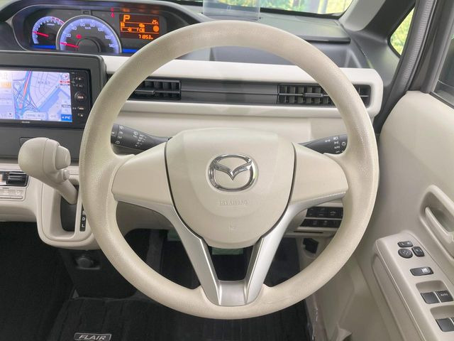 �C���e���A�ɍ��킹���f�U�C���̃X�e�A�����O�́A�^�]�������̂��Ƃ��l���A�^�]���₷���`��A�傫���ł��B�����x�A���ۂɐG���Ă��m���߂��������B