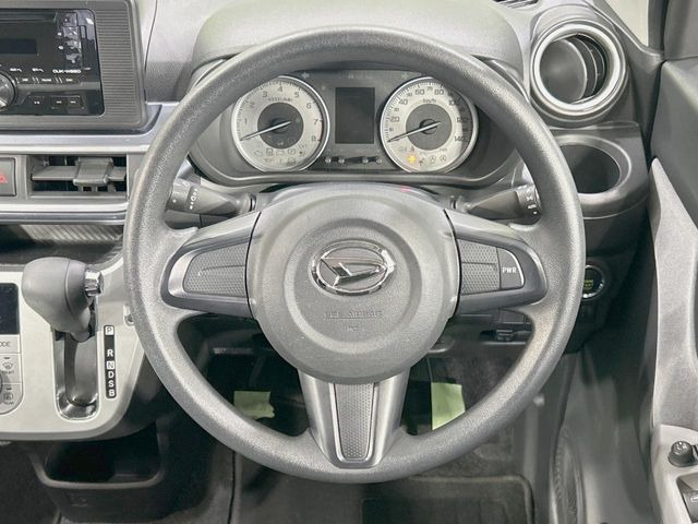 �C���e���A�ɍ��킹���f�U�C���̃X�e�A�����O�́A�^�]�������̂��Ƃ��l���A�^�]���₷���`��A�傫���ł��B�����x�A���ۂɐG���Ă��m���߂��������B