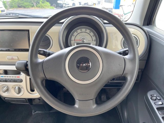 �C���e���A�ɍ��킹���f�U�C���̃X�e�A�����O�́A�^�]�������̂��Ƃ��l���A�^�]���₷���`��A�傫���ł��B�����x�A���ۂɐG���Ă��m���߂��������B