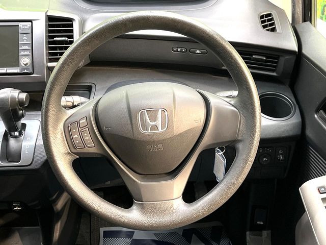 �C���e���A�ɍ��킹���f�U�C���̃X�e�A�����O�́A�^�]�������̂��Ƃ��l���A�^�]���₷���`��A�傫���ł��B�����x�A���ۂɐG���Ă��m���߂��������B