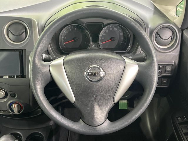 �C���e���A�ɍ��킹���f�U�C���̃X�e�A�����O�́A�^�]�������̂��Ƃ��l���A�^�]���₷���`��A�傫���ł��B�����x�A���ۂɐG���Ă��m���߂��������B