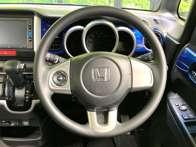 �C���e���A�ɍ��킹���f�U�C���̃X�e�A�����O�́A�^�]�������̂��Ƃ��l���A�^�]���₷���`��A�傫���ł��B�����x�A���ۂɐG���Ă��m���߂��������B