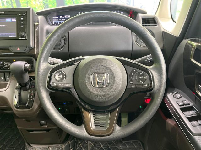 �C���e���A�ɍ��킹���f�U�C���̃X�e�A�����O�́A�^�]�������̂��Ƃ��l���A�^�]���₷���`��A�傫���ł��B�����x�A���ۂɐG���Ă��m���߂��������B