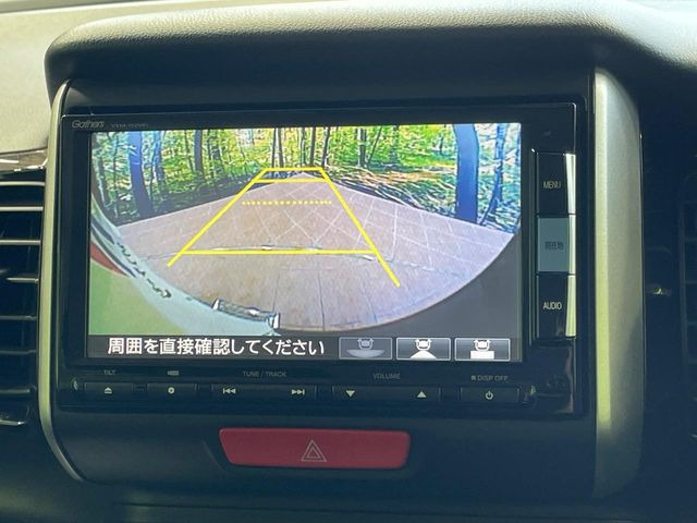 【バックカメラ】駐車時に後方がリアルタイム映像で確認できます。大型商業施設や立体駐車場での駐車時や、夜間のバック時に大活躍!運転スキルに関わらず、今や必須となった装備のひとつです!