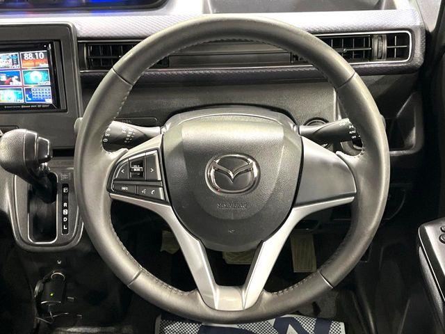 �C���e���A�ɍ��킹���f�U�C���̃X�e�A�����O�́A�^�]�������̂��Ƃ��l���A�^�]���₷���`��A�傫���ł��B�����x�A���ۂɐG���Ă��m���߂��������B
