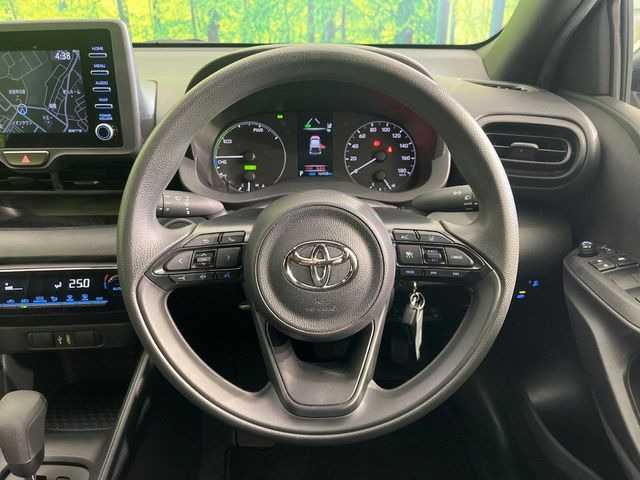 �C���e���A�ɍ��킹���f�U�C���̃X�e�A�����O�́A�^�]�������̂��Ƃ��l���A�^�]���₷���`��A�傫���ł��B�����x�A���ۂɐG���Ă��m���߂��������B